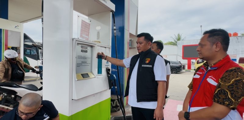 Kasubdit IV Tipidter Ditreskrimsus Polda Jambi AKBP Wendi Oktariansyah saat memastikan kualitas BBM di salah satu SPBU