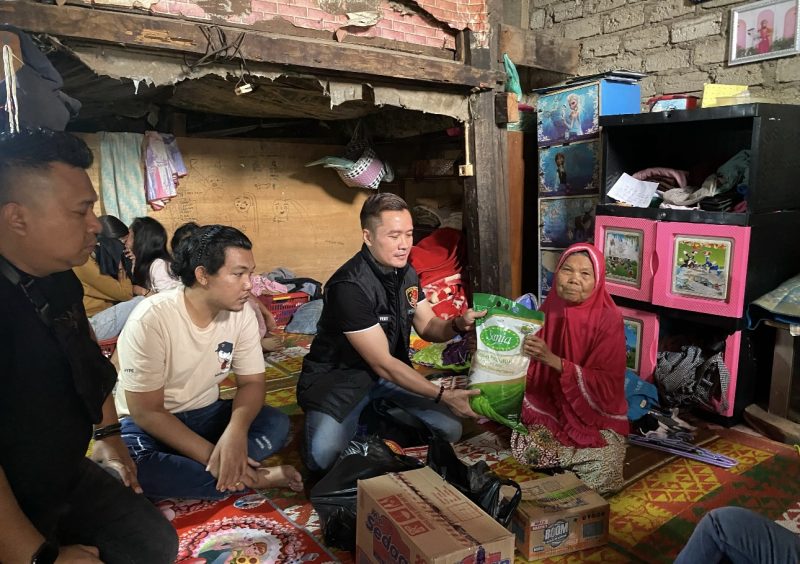 Kasat Reskrim Polres Kerinci AKP Very saat memberikan bantuan kepada nenek Jasmi