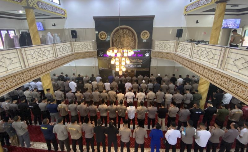Personil Polda Jambi saat menggelar Sholat Ghaib di Mesjid Al Ikhlas Polda Jambi