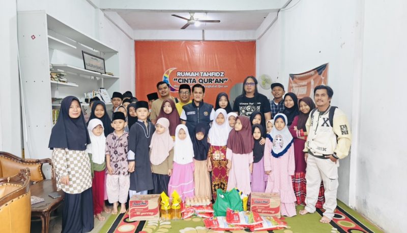 Ketua PWI Kota Jambi Irwansyah dan pengurus foto bersama anak yatim usai pemberian sembako 