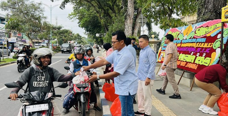 Wadir Intelkam Polda Jambi AKBP Bagus saat memberikan takjil gratis kepada pengendara yang melintas 