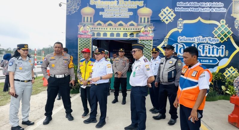 Dirlantas Polda Jambi Kombes Pol Dhafi bersama Wakil Ketua DPRD Provinsi Jambi, Kepala BPTD, BPJN saat melakukan pemantauan arus lalu lintas mudik di pos pengamanan gerbang tol Sebapo