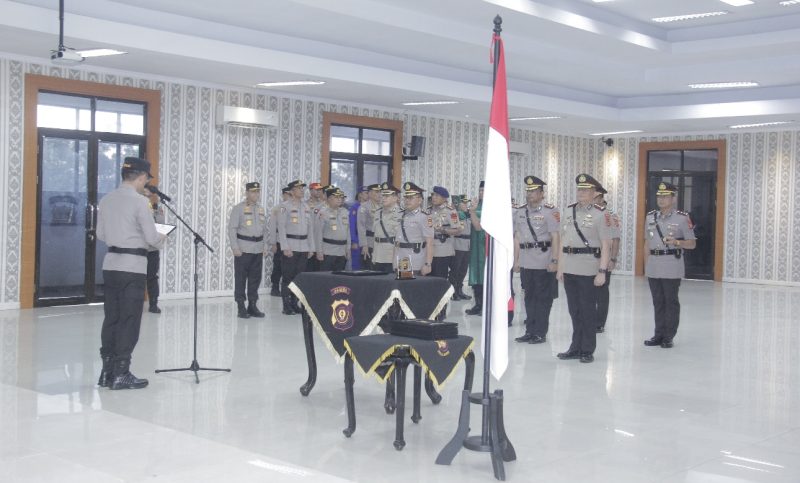 Kapolda Jambi Irjen Pol Krisno H Siregar saat memimpin upacara serah terima jabatan Empat Pejabat Utama dan Kapolres Tebo