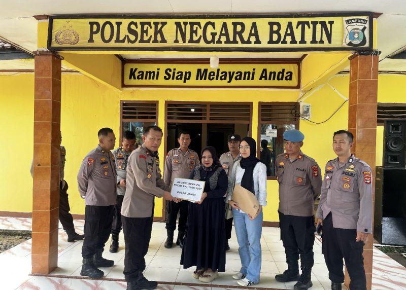 Wakapolres Way Kanan Kompol Iwan Setiawan saat menyalurkan bantuan donasi kepada keluarga tiga korban anggota Polri yang gugur saat bertugas dari alumni Seba PK Polri tahun 1996/1997 Polda Jambi 