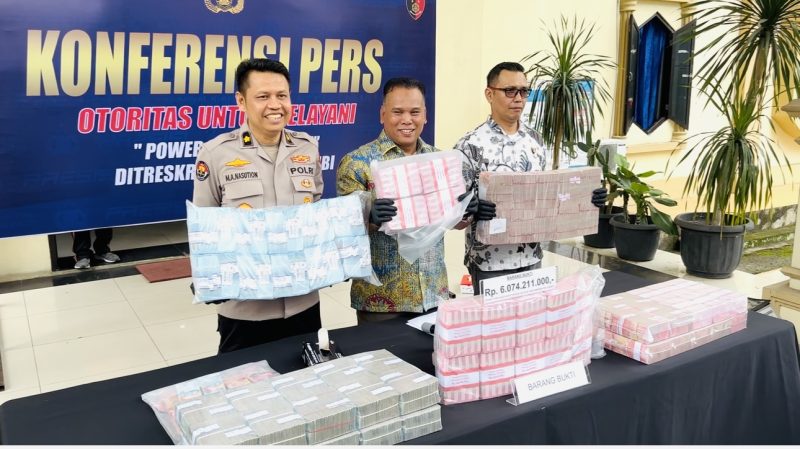 Wadirreskrimsus Polda Jambi AKBP Taufik Nurmandia (Tengah) saat menggelar konferensi pers terkait dugaan tindak pidana korupsi di Mapolda Jambi Kamis (11/4/2025).