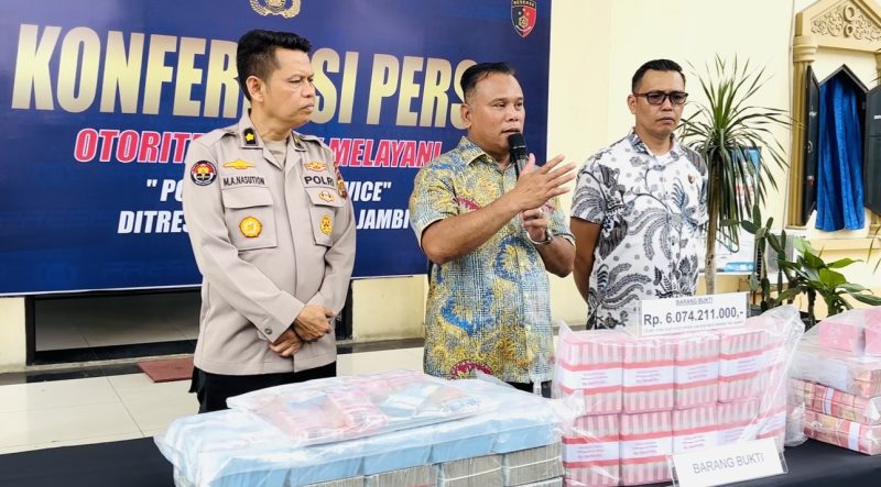 Wadirreskrimsus Polda Jambi AKBP Taufik Nurmandia (Tengah Batik) saat menggelar konferensi pers terkait kasus korupsi di Dinas Pendidikan Provinsi Jambi dengan menyita uang hasil korupsi sebesar Enam Miliar Lebih. Jum’at (11/4/2025)