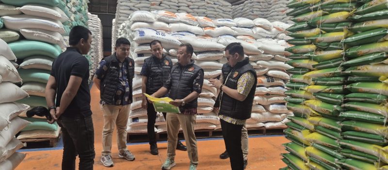 Tim Satgas Pangan Subdit I Indagsi Ditreskrimsus Polda Jambi saat melakukan pengecekan dan pemantauan stok beras di Bulog, Jum’at (11/4/2025)