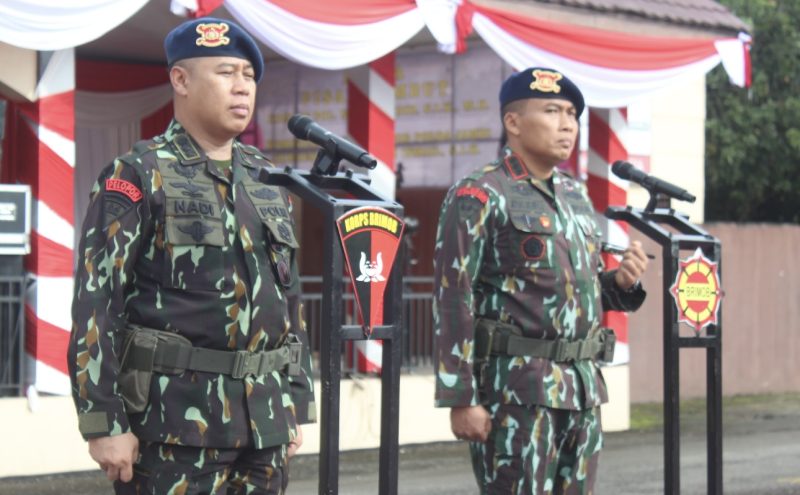 Kombes Pol Nadi Chaidir (Kanan) dan Dansat Brimob Polda Jambi Kombes Pol Zulkifli Ismail (Kiri) saat Upacara Serah Terima Dhuaja Satbrimob “ Satya Singa Kartipala” , Sabtu (12/4/2025).