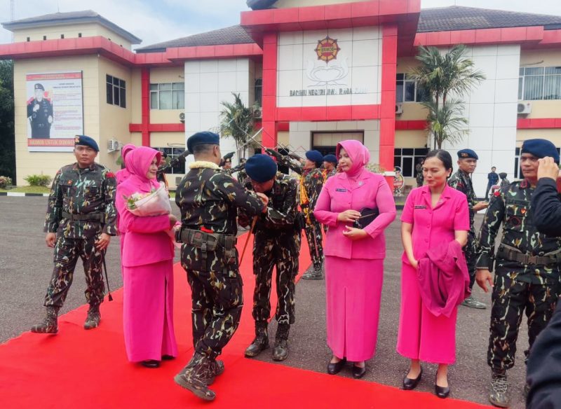Pelepasan Kombes Pol nadi Chaidir saat meninggalkan Mako Brimob Polda Jambi 