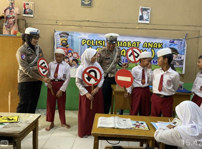 Personil Satlantas Polresta Jambi saat memberikan edukasi dan pengenalan Rambu lalulintas 