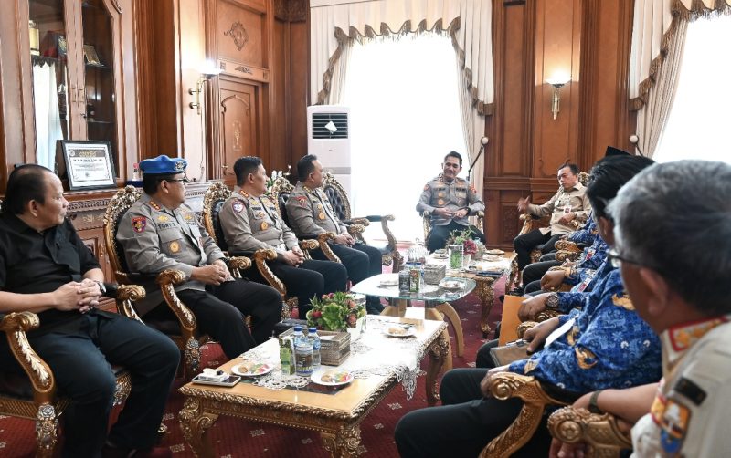 Kapolda Jambi Irjen Pol Krisno H Siregar saat silaturahmi dengan Gubernur Al Haris 