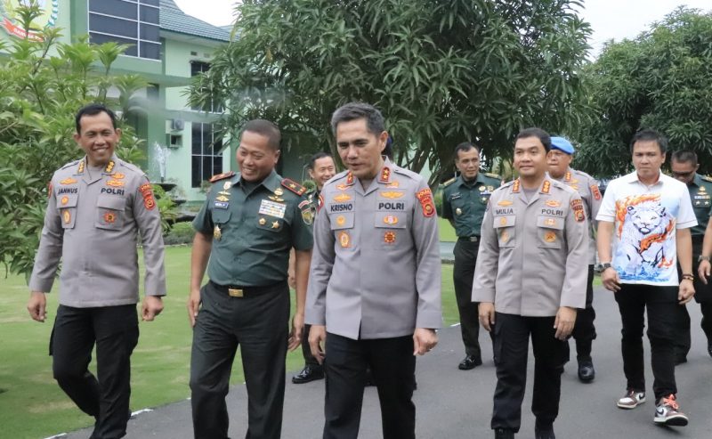 Kapolda Jambi Irjen Pol Krisno H Siregar saat tiba di Makorem 042 Gapu disambut Danrem Brigjen TNI Heri Purwanto 
