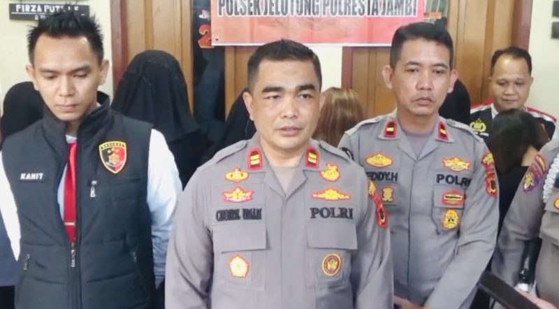 Kapolsek Jelutung Iptu Choirul Umam saat pimpin konferensi pers di Mapolsek Jelutung, Senin (21/4/2025).