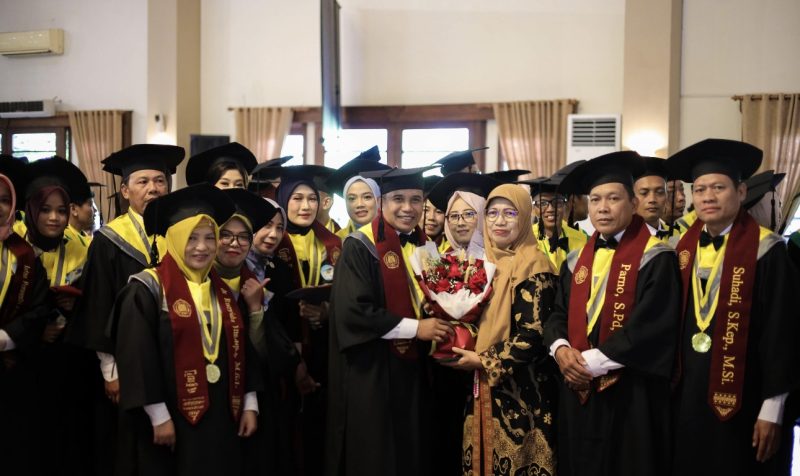 AKBP Natalena (Tengah Pegang Bunga) saat Wisuda Magister 