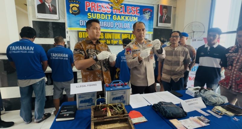 Kabagbinops Ditpolairud Polda Jambi AKBP Lukman didampingi Kasubdit Gakkum AKBP Ade Chandra saat menggelar konferensi pers di Mako Polairud, Jumat (25/4/2025)