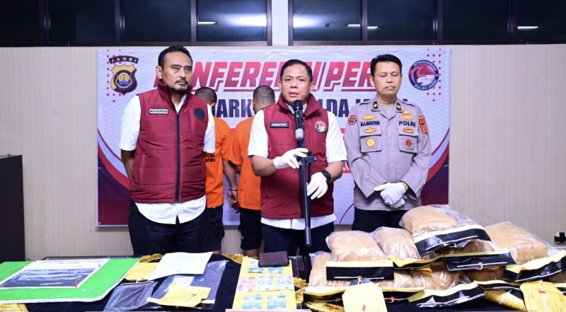 Dirresnarkoba Polda Jambi Kombes Pol DR Ernesto Saiser (Tengah) saat memimpin konferensi pers terkait pengungkapan 11,5 Kilogram Ganja, Rabu (30/4/2025)