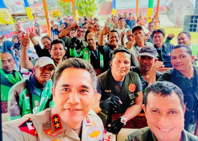 Kapolda Jambi Irjen Pol Krisno H Siregar saat selfie bersama ratusan buruh gunakan ponsel pribadi saat peringatan May Day 2025