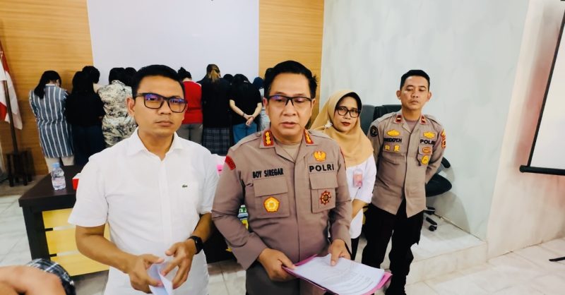 Kapolresta Jambi Kombes Pol Boy Sutan Binanga Siregar saat konferensi pers didampingi Kasat Reskrim dan Kadis Sosial Kota Jambi, Rabu (07/5/2025)