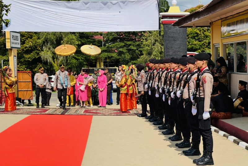 Kapolda Jambi Irjen Pol Krisno H Siregar saat tiba di Mapolres Tanjung Jabung Timur, Kamis (08/5/2025)
