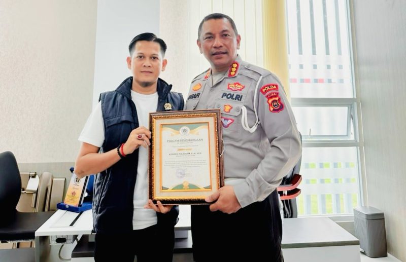 Ketua PWI Kota Jambi Irwansyah (Rompi biru) saat memberikan piagam penghargaan kepada Kombes Pol Dhafi saat menjabat sebagai Dirlantas Polda Jambi beberapa waktu lalu.