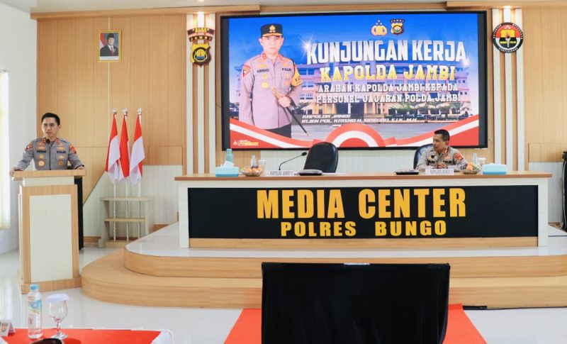 Kapolda Jambi Irjen Pol Krisno H Siregar saat memberikan arahan kepada Personel Polres Bungo saat kunjungan kerja, Rabu (14/5/2025)