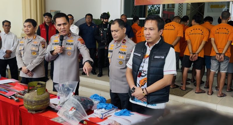 Kapolda Jambi Irjen Pol Krisno H Siregar (Tengah) didampingi Wakapolda Brigjen Pol M Mustaqim, Kabid Humas Kombes Pol Mulia Prianto dan Dirreskrimum Kombes Pol Dr Manang saat menggelar konferensi pers di Mapolda Jambi, Kamis (15/5/2025).