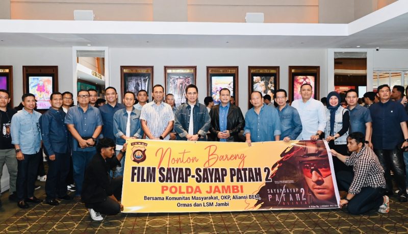 Kapolda Jambi Irjen Pol Krisno H Siregar, Wakapolda Brigjen Pol M Mustaqim beserta Pejabat Utama saat nonton bareng film berjudul Sayap-sayap Patah 2, Kamis (15/5/2025)