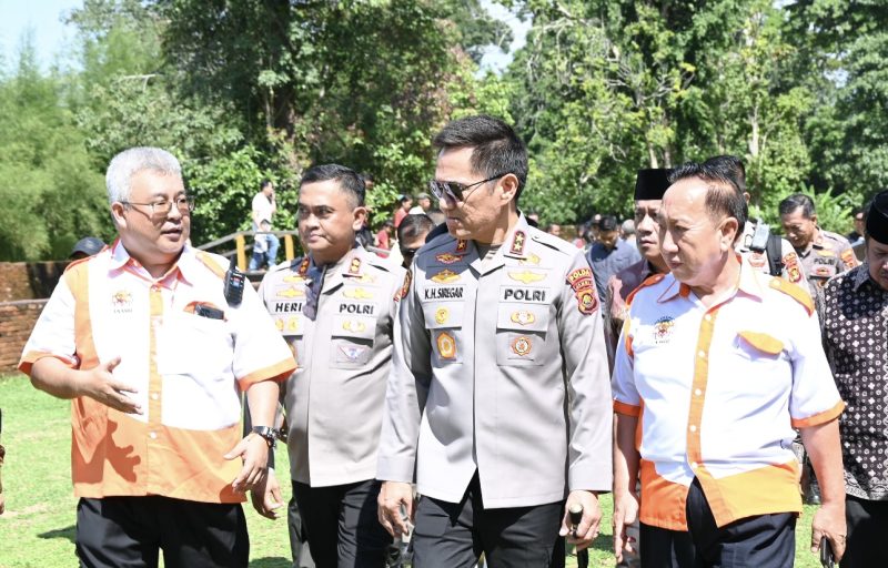 Kapolda Jambi Irjen Pol Krisno H Siregar didampingi Kapolres Muaro Jambi AKBP Heri Supriawan saat memantau pelaksanaan perayaan Waisak di Candi Muaro Jambi, Minggu (18/5/2025).