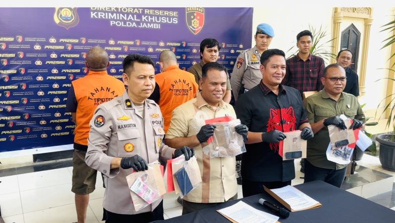 Wadirreskrimsus Polda Jambi AKBP Taufik didampingi Kasubdit IV saat menggelar konferensi pers, Selasa(27/5/2025)