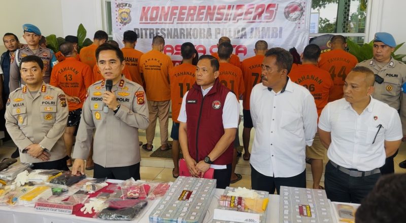 Kapolda Jambi Irjen Pol Krisno H Siregar saat Memimpin Konferensi Pers didampingi Dirresnarkoba Kombes Pol Dr Ernesto Saiser dan Kabid Humas Kombes Pol Mulia Prianto di lobi Gedung Mapolda Jambi, Rabu (28/5/2025)
