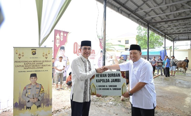 Kapolda Jambi Irjen Pol Krisno H Siregar saat menyerahkan secara simbolis satu ekor sapi yang diterima oleh Karo SDM Kombes Pol Handoko, Jumat (06/6/2025)