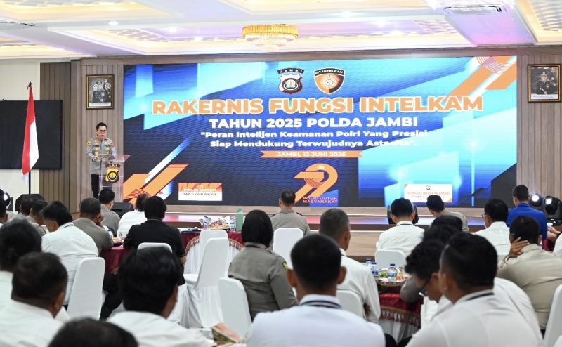 Kapolda Jambi Irjen Pol Krisno H Siregar saat memberikan sambutan sekaligus membuka acara Rakernis Ditintelkam, Rabu (12/6/2025).