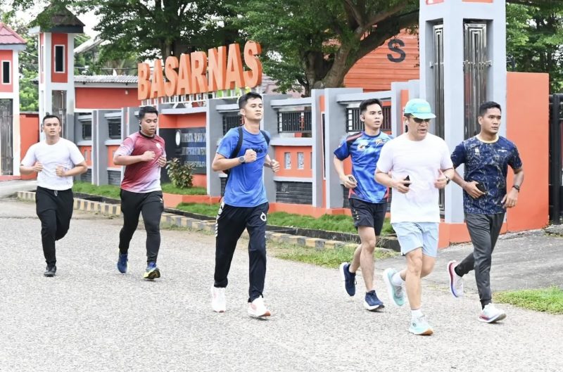 Kapolda Jambi Irjen Pol Krisno H Siregar (Baju Putih Bertopi) saat joging mengelilingi Taman Rimba bersama staf, Sabtu (14/6/2025).