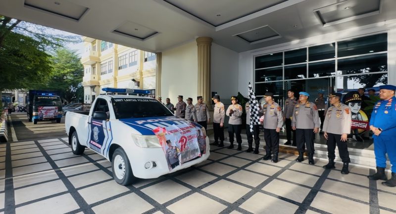 Wakapolda Jambi Brigjen Pol M Mustaqim saat melepas secara simbolis pendistribusian paket sembako untuk masyarakat bertempat di Lobi Mapolda Jambi, Kamis (19/6/2025).
