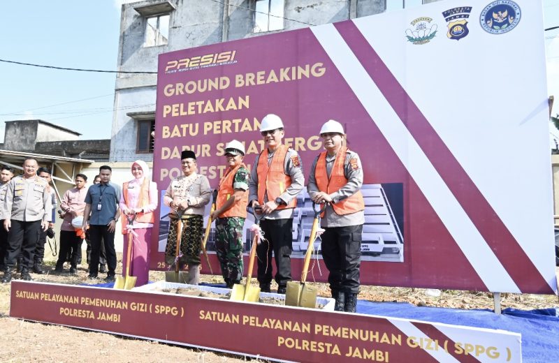 Kapolda Jambi Irjen Pol Krisno H Siregar didampingi Wakapolda Brigjen Pol M Mustaqim, Walikota Jambi dan perwakilan Kodim 0415 Jambi saat melakukan peletakan batu pertama pembangunan SPPG di belakang Mapolsek Kota Baru, Kamis (26/6/2025)