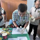 KPLP Jambi saat melakukan pemeriksaan terhadap barang bawaan pengunjung dan ditemukan diduga narkoba jenis sabu yang diselundupkan dalam kemasan pop mie