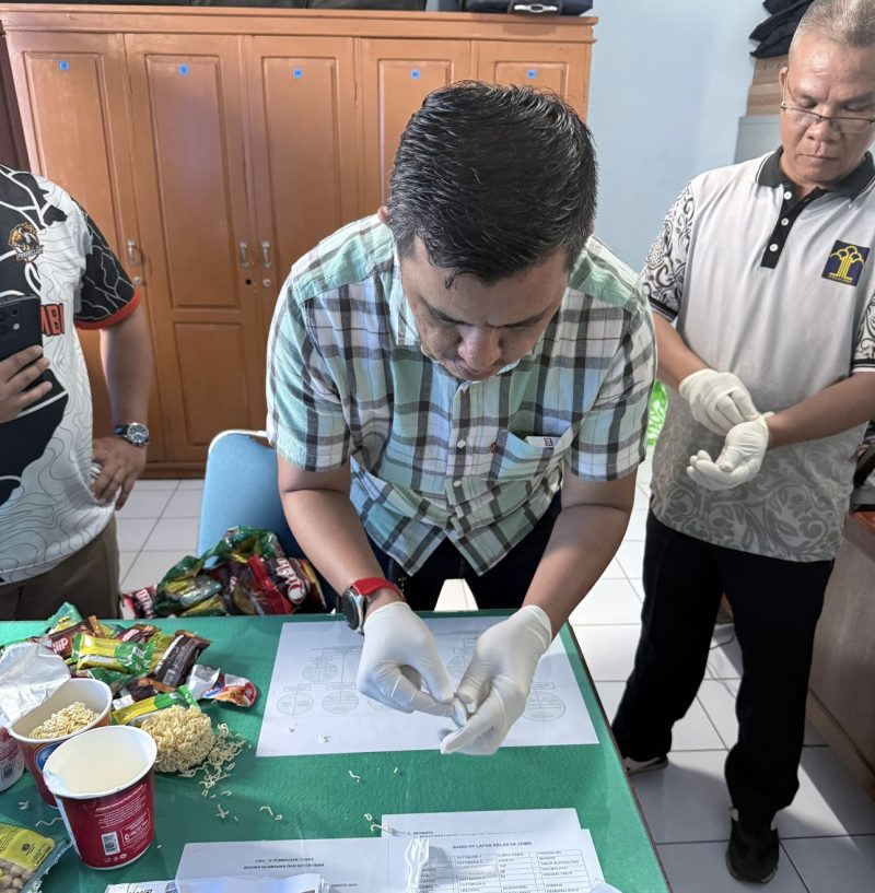 KPLP Jambi saat melakukan pemeriksaan terhadap barang bawaan pengunjung dan ditemukan diduga narkoba jenis sabu yang diselundupkan dalam kemasan pop mie