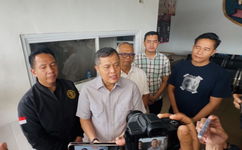 Kakanwil Ditjenpas Jambi Hidayat saat diwawancarai awak media didampingi Kapolresta Jambi Kombes Pol Boy Siregar (Jaket hitam) dan Kalapas Jambi Batara Hutasoit, Sabtu (05/7/2025)