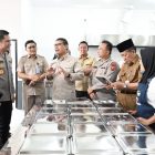 Kunjungan Kepala Staf Kepresidenan Letjen TNI (Purn) AM Putranto (Tengah Kacamata Baju Coklat) saat meninjau langsung SPPG Polda Jambi 