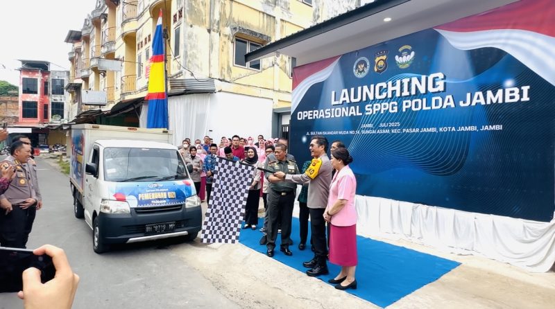 Kapolda Jambi Irjen Pol Krisno H Siregar, Danrem 042 Gapu Brigjen TNI Heri Purwanto, Wakil Gubernur Jambi Drs H Abdullah Sani dan Kajati saat Lounching Operasional SPPG Polda Jambi 