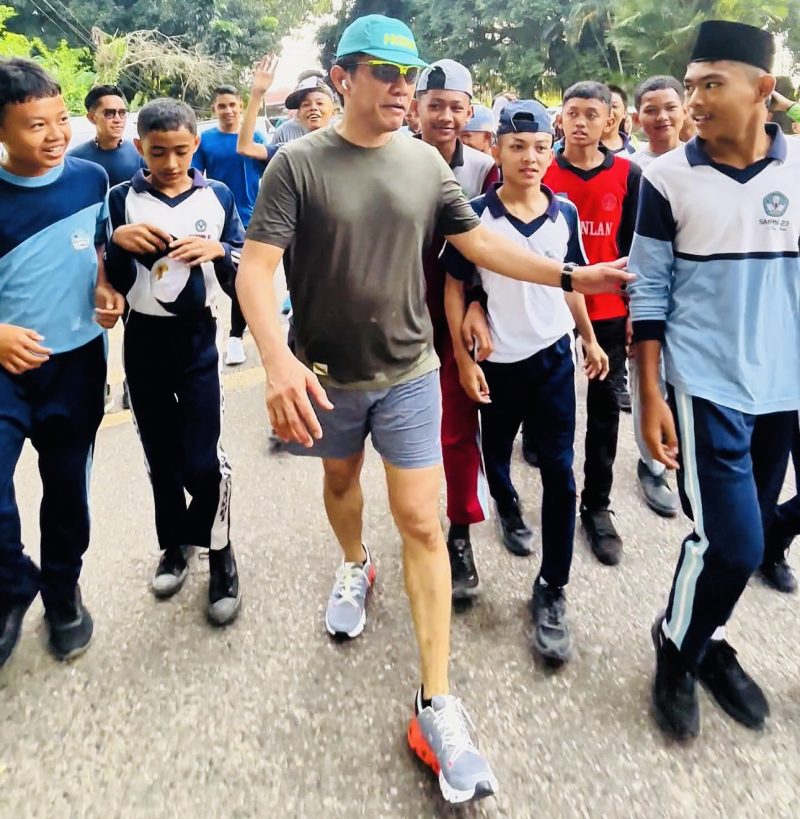 Kapolda Jambi Irjen Pol Krisno (Tengah Pakai Topi) saat olahraga lari bertemu pelajar yang olahraga sembari memberikan motivasi, Jumat (18/7/2025)