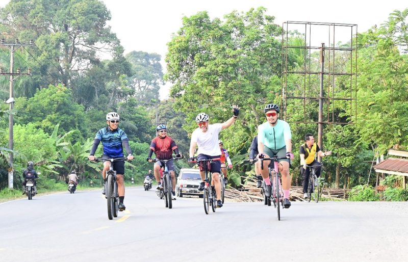 Kapolda Jambi Irjen Pol Krisno H Siregar (Tengah Baju Putih Melambaikan Tangan) saat gowes bersama Pejabat Utama Polda Jambi.