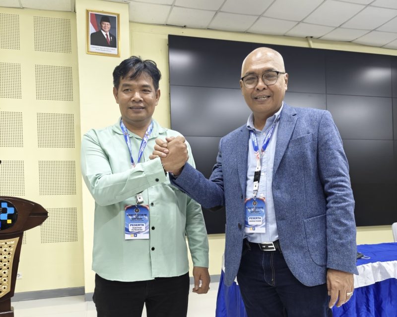 Mukhtadi Putra Nusa (Pimpinan Jambi TV) saat bersama Ketua Umum PWI Pusat Akhmad Munir (Kanan Pakai Jas) usai Kongres di Cikarang beberapa waktu lalu.