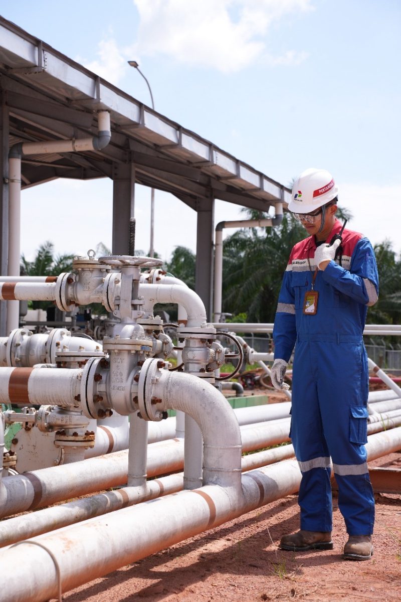 Caption: 
Perwira Pertamina mengecek aliran fluida pada pipa di Gathering Station Puspa Asri. Selain patroli lapangan, pengamanan jalur pipa pengiriman minyak mentah juga diperkuat dengan pemanfaatan teknologi Finding Oil Losses (FOL). Teknologi ini mampu mendeteksi kebocoran minyak secara dini sekaligus mengidentifikasi titik lokasi kebocoran, sehingga memudahkan tim dalam mengambil tindakan cepat dan tepat.
