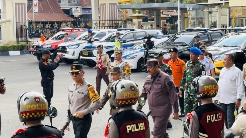 Kapolda Jambi Irjen Pol Krisno H Siregar didampingi Gubernur Jambi Dr H Al Haris dan Forkompimda saat mengecek kesiapan pasukan Operasi Lilin 2015
