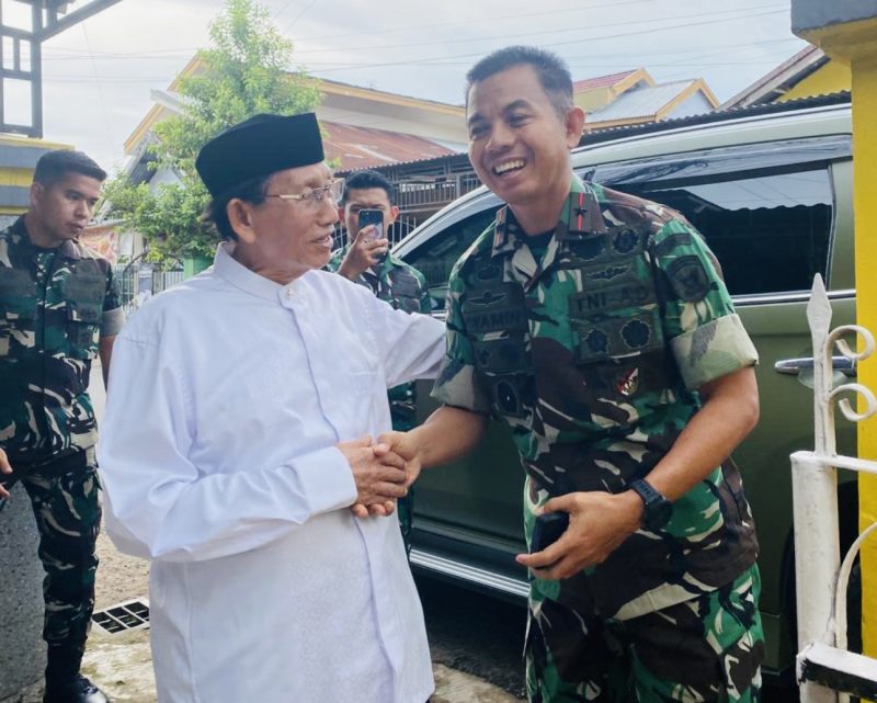 Danrem 042 Gapu Brigjen TNI Nyamin saat tiba di kediaman Ketua MUI Provinsi Jambi Dr H Umar Yusuf 