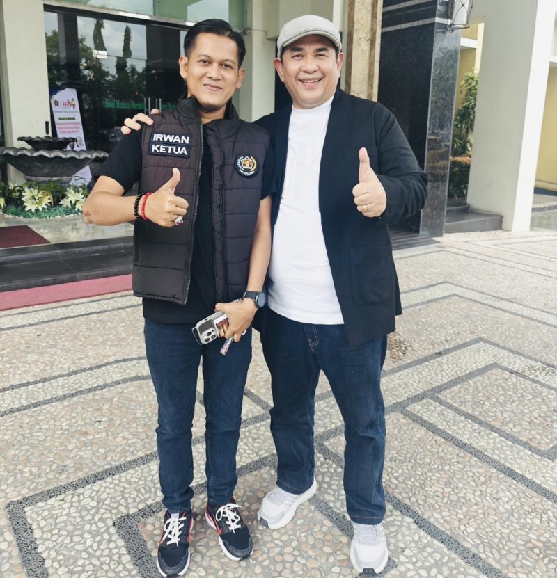 Ketua PWI Kota Jambi Irwansyah bersama (Alm) Zulmansyah Sakedang saat menghadiri Peringatan Hari Pers Nasional di Riau tahun 2025