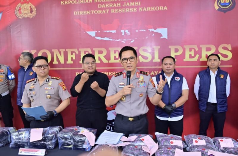 Kapolda Jambi Irjen Pol Krisno H Siregar saat memimpin Konferensi Pers pengungkapan Kasus Narkoba didampingi Dirresnarkoba Kombes Pol Dewa Palaguna dan Kabid Humas Kombes Pol Erlan Munaji di Lobi Mapolda Jambe, Senin (11/5/2026)