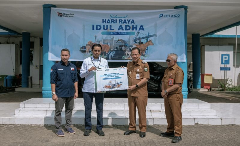 GM Pelindo Regional 2 Jambi saat menyerahkan bantuan Hewan Qurban untuk masyarakat yang diterima langsung oleh Bupati Muaro Jambi 