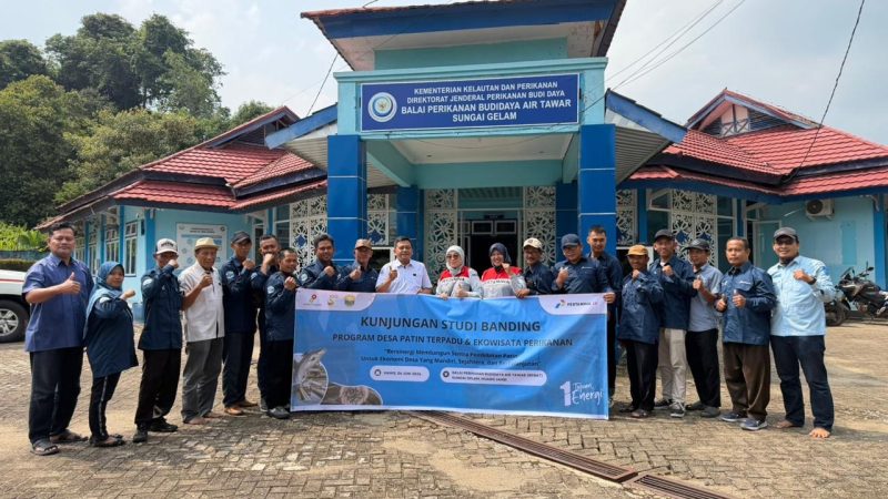 Pertamina EP Jambi bersama kelompok penerima manfaat meninjau fasilitas budidaya ikan dalam rangka studi banding untuk memperkuat pengelolaan Program Desa Patin Terpadu.